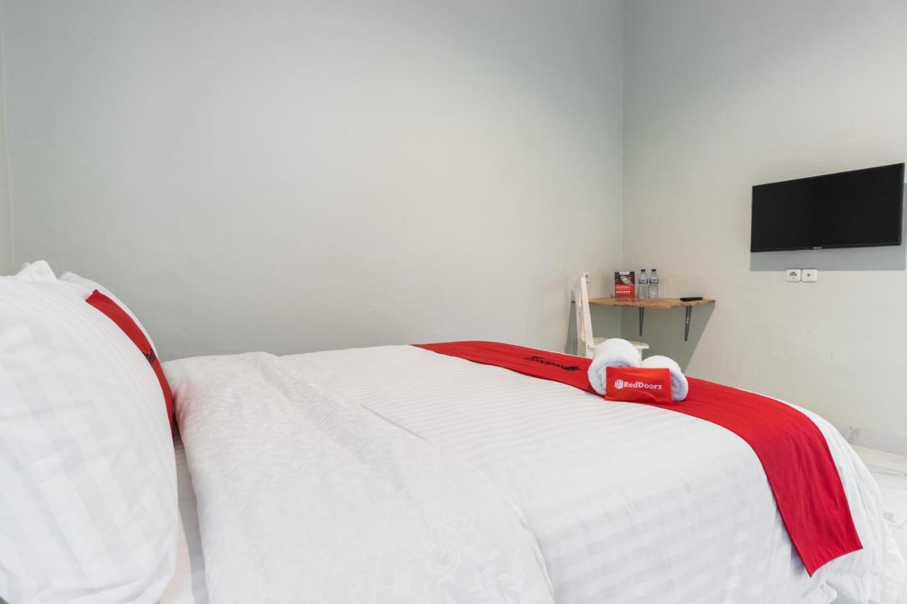 Reddoorz Plus Near Rs Usu Medan 2 Kültér fotó