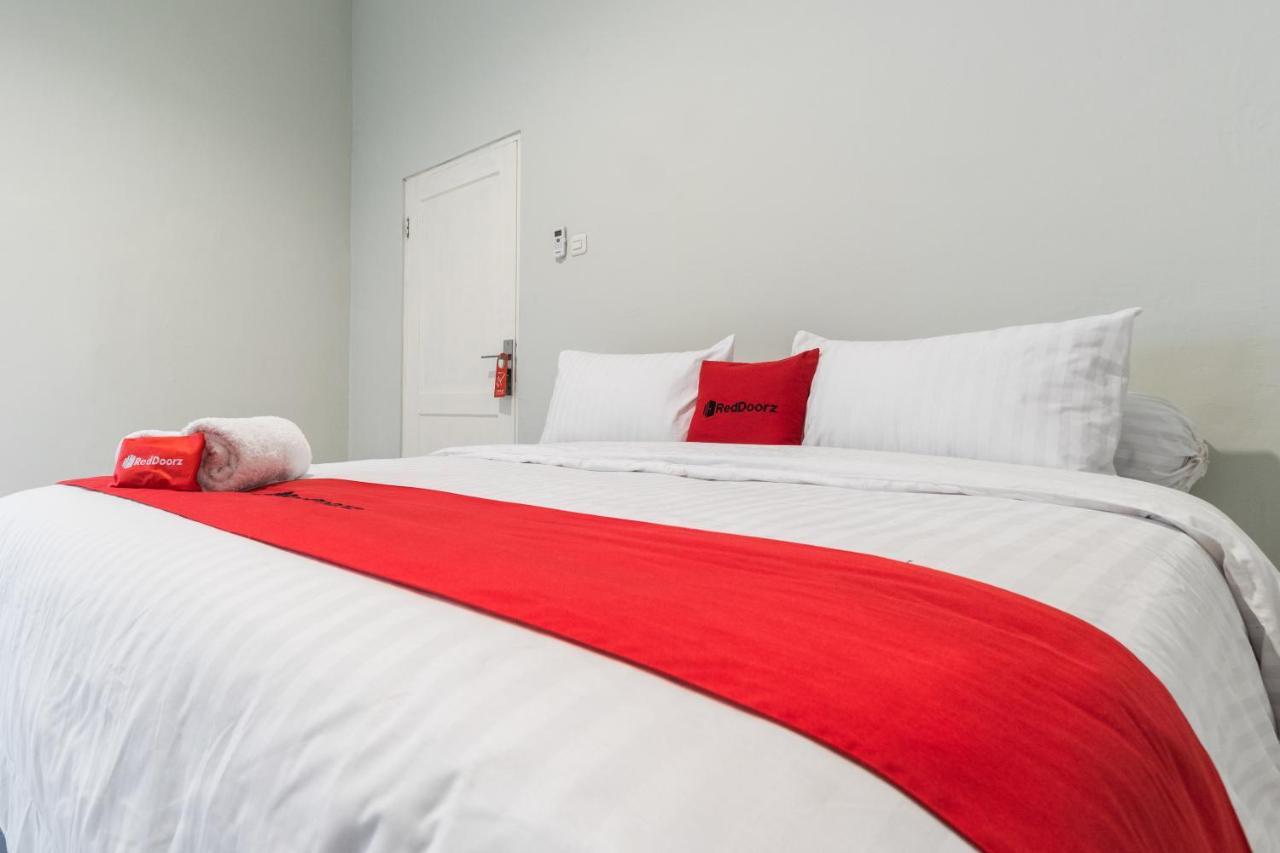 Reddoorz Plus Near Rs Usu Medan 2 Kültér fotó