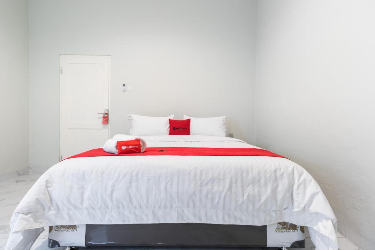 Reddoorz Plus Near Rs Usu Medan 2 Kültér fotó